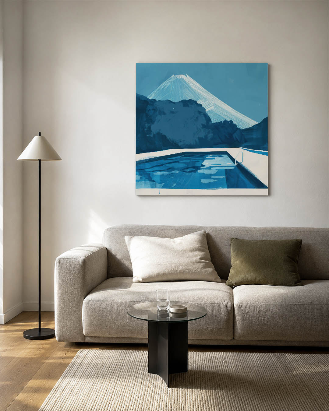 Blauwe berglandschap kunstwerk – vierkante wanddecoratie – dit werk toont een serene berg met een zwembad op de voorgrond. De