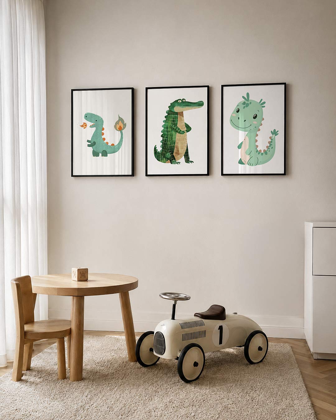 Vrolijke illustratie posterset – tweede productweergave – een speelse groene figuur met oranje accenten blaast een