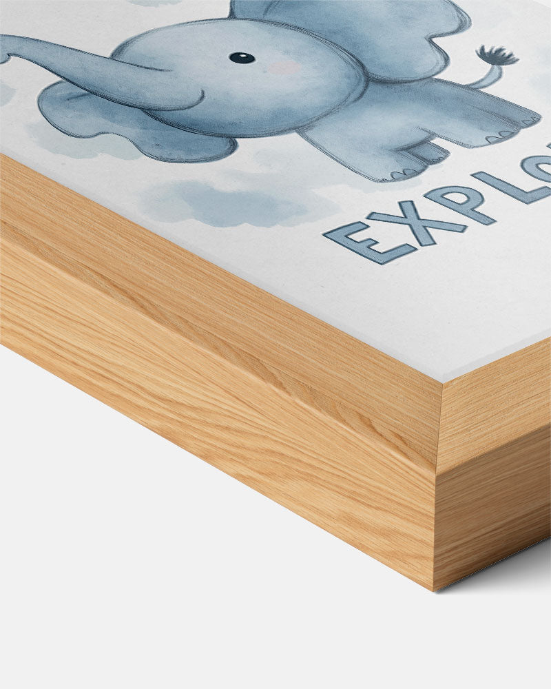 Droomolifant Explore – kids poster als vrolijke staande wanddecoratie