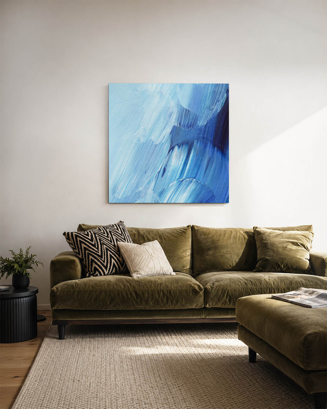 Dynamische blauwe beweging kunstwerk – sfeerbeeld – dit werk toont vloeiende penseelstreken in verschillende tinten blauw