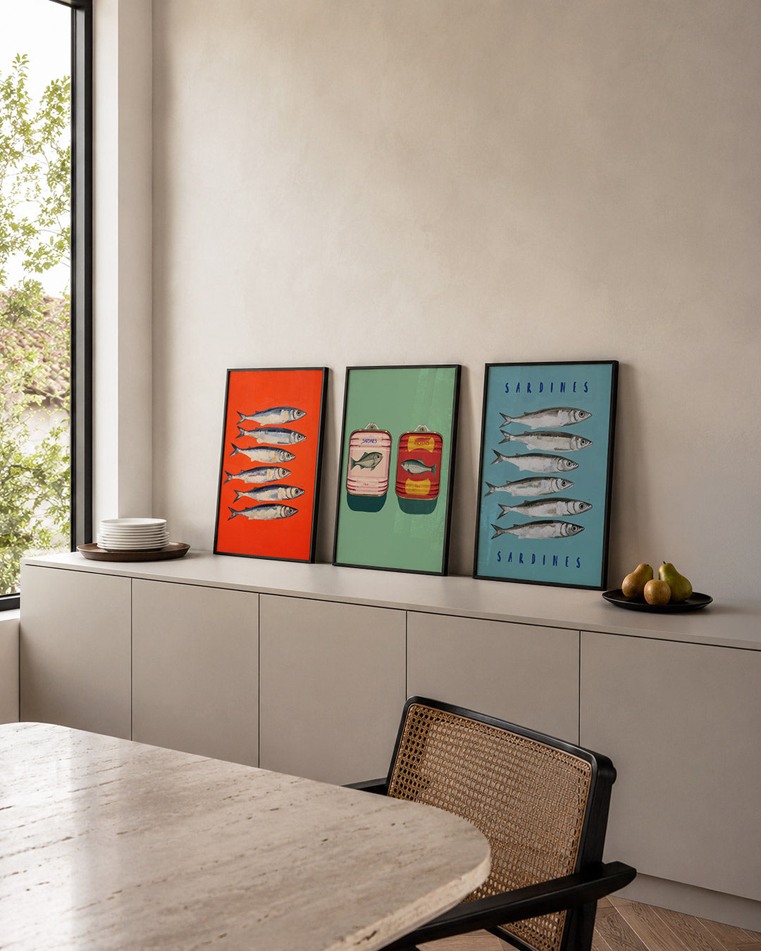 Vissen op rood posterset – detailweergave – zes vissen in blauw-witte tinten liggen horizontaal op een