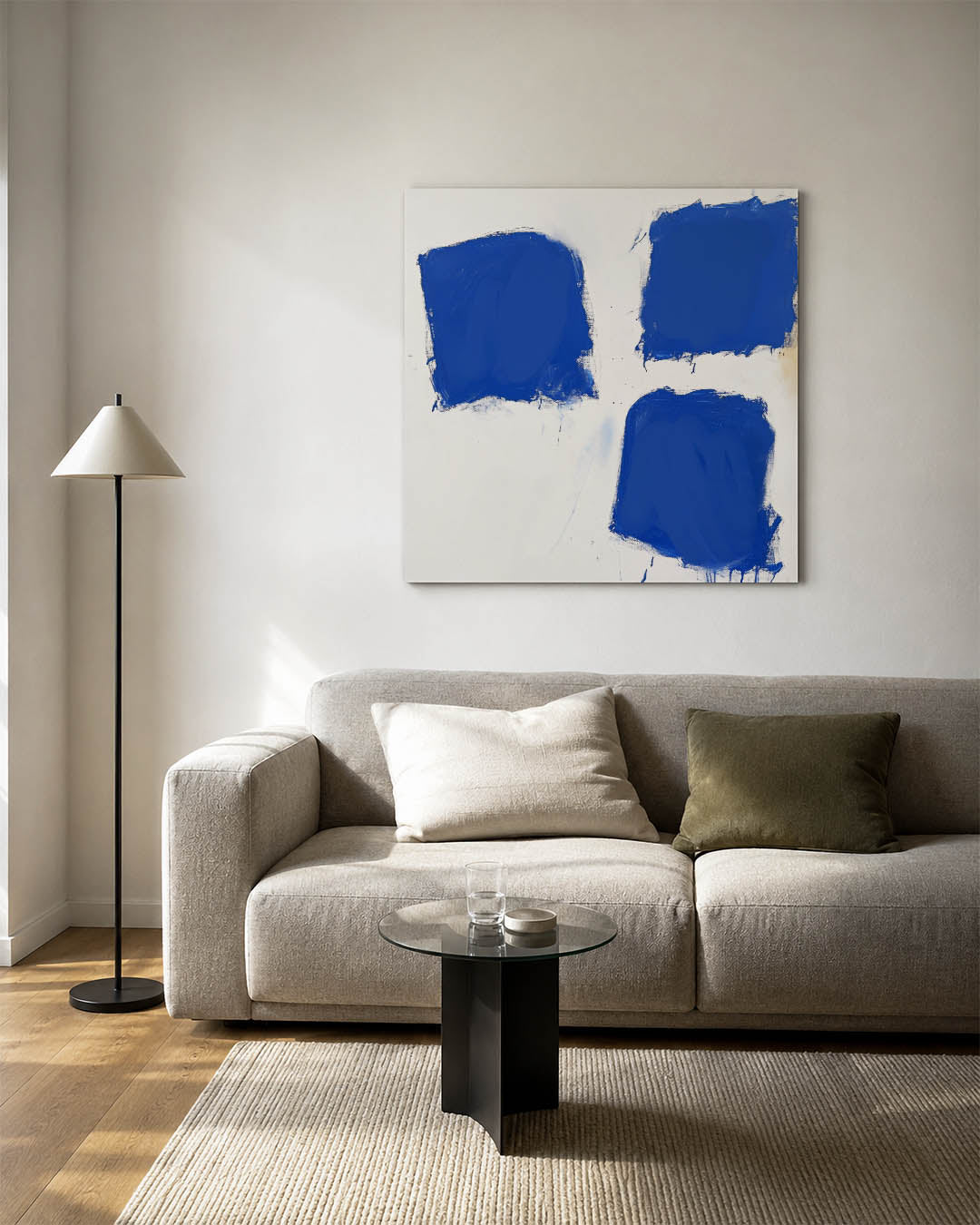 Dynamische blauwe vlakken kunstwerk – vierkante wanddecoratie – dit werk toont drie grote, onregelmatige blauwe vlakken op