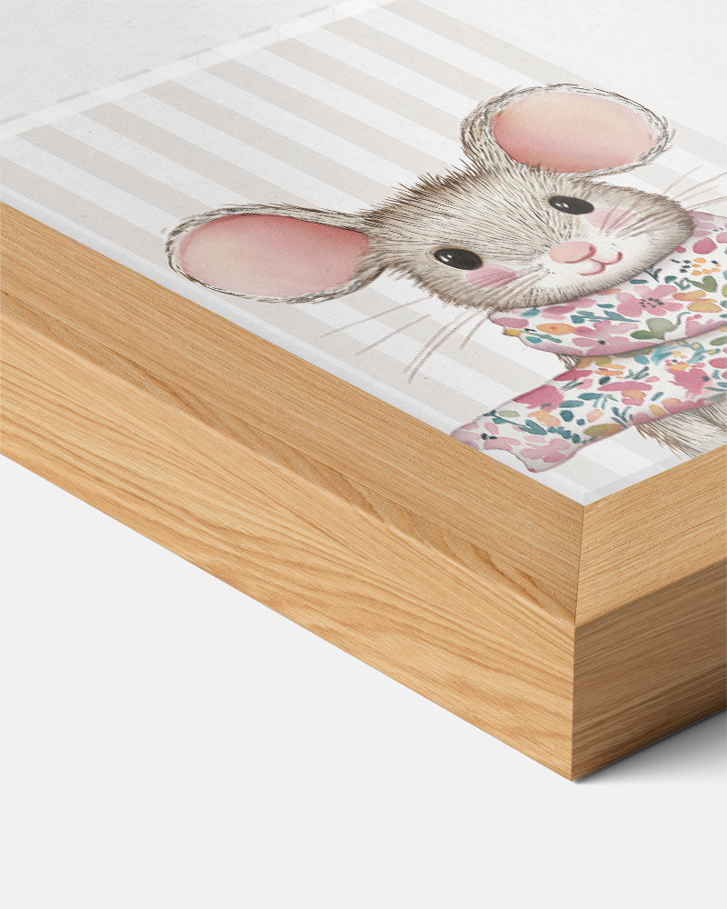 Schattige Muizenposter met Sjaal – kids poster als vrolijke staande wanddecoratie