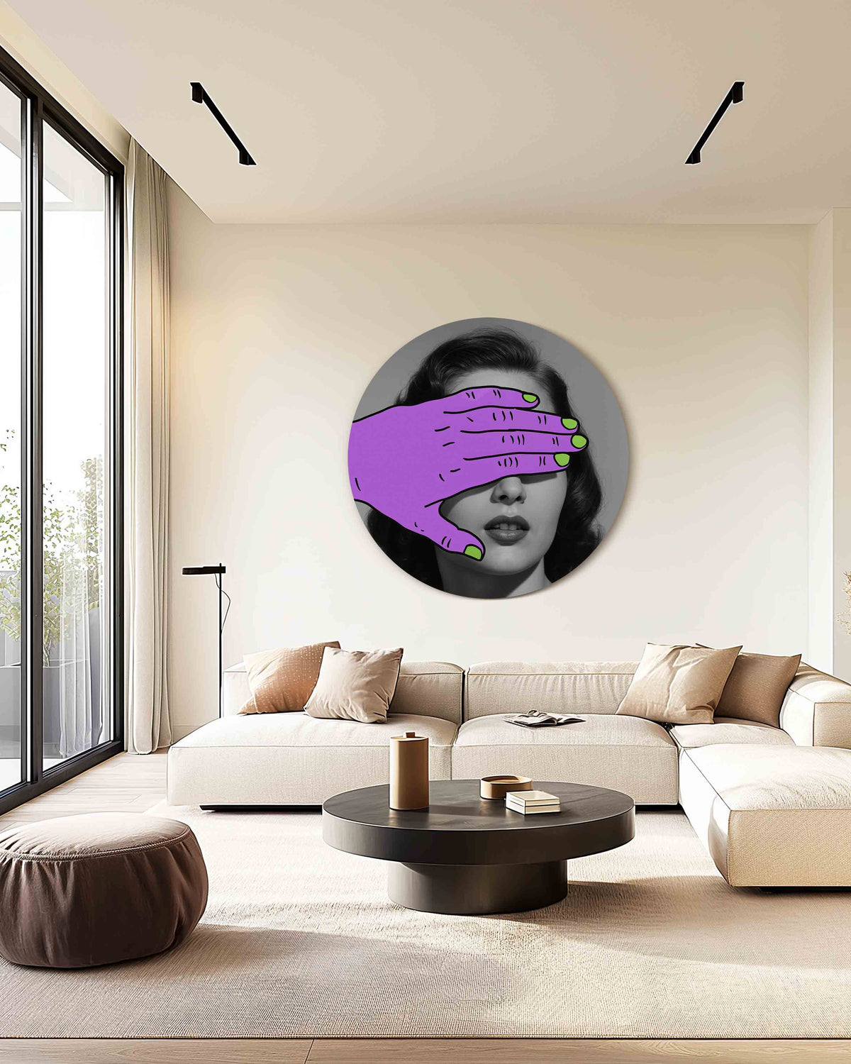 Vrouw met paarse hand – safari muurcirkel als ronde wanddecoratie