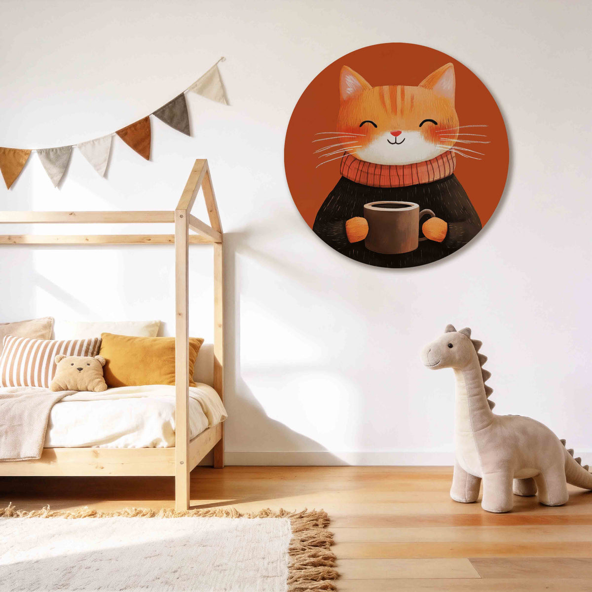 Lachende kat met mok Muurcirkel – tweede productweergave – Een lachende oranje kat met een mok tegen een oranje achtergrond.