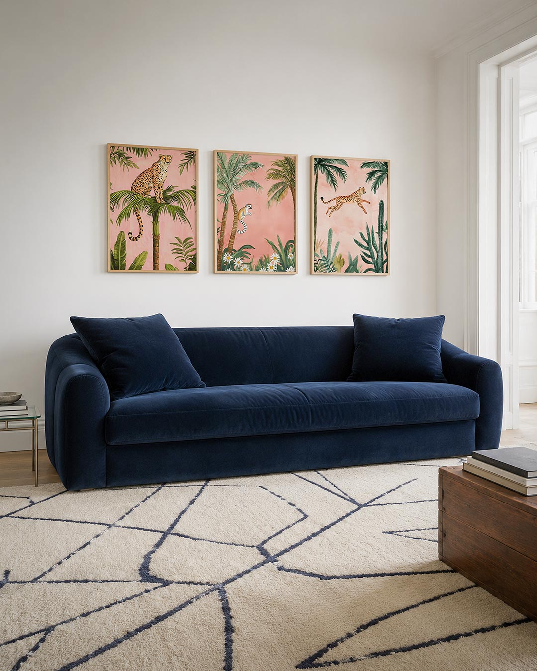 Jungle elegantie driedelige posterset – een sierlijke cheetah zit hoog op een palmblad tegen een