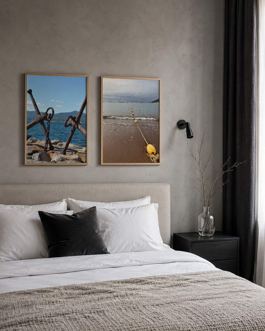 Anker en zee posterset – derde productweergave – twee verweerde ankers rusten op rotsen aan de kust, met een blauwe zee en