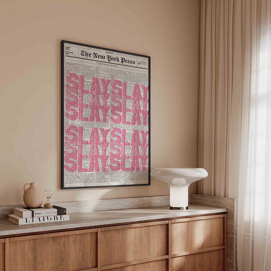 Newspaper en roze tekst – kleurrijke Pop Art poster in staand formaat