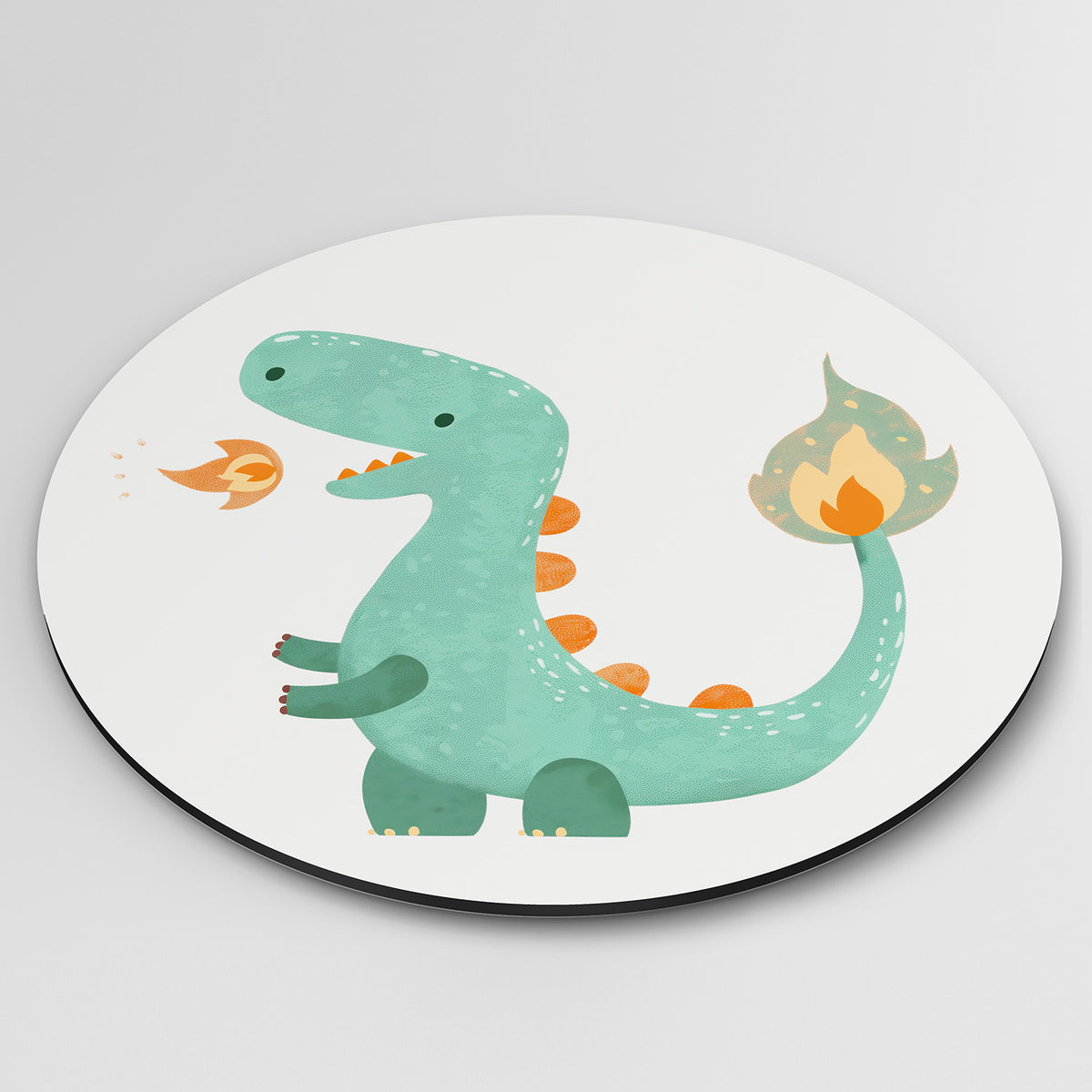 Groene dinosaurus Muurcirkel – detailweergave – Een groene dinosaurus met oranje stekels en een vlam op de staart.