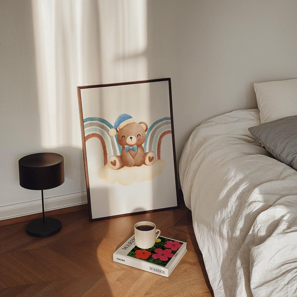 Beer met Regenboog – staande kinderkamer wanddecoratie van WallArtistic