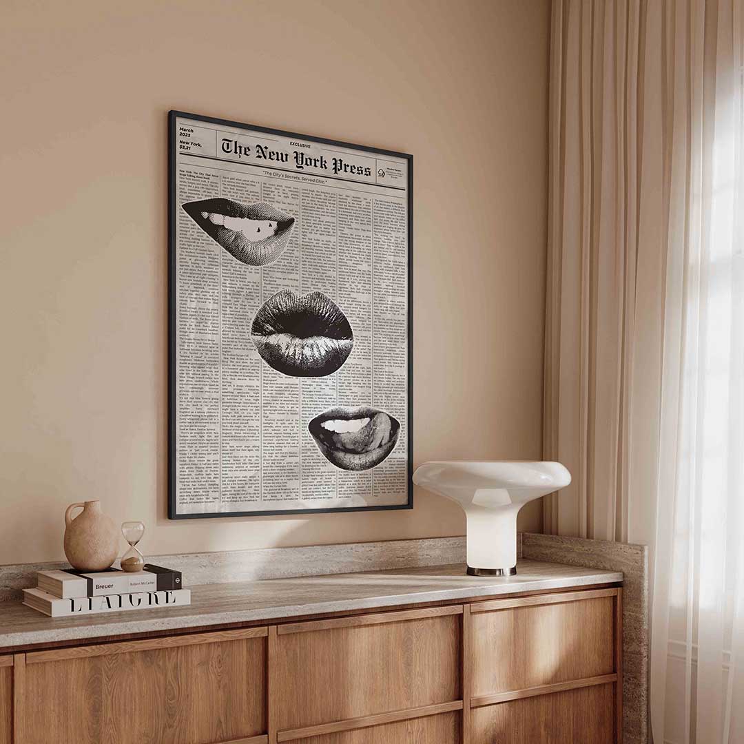 Lippen en krantenachtergrond – kleurrijke Pop Art poster in staand formaat