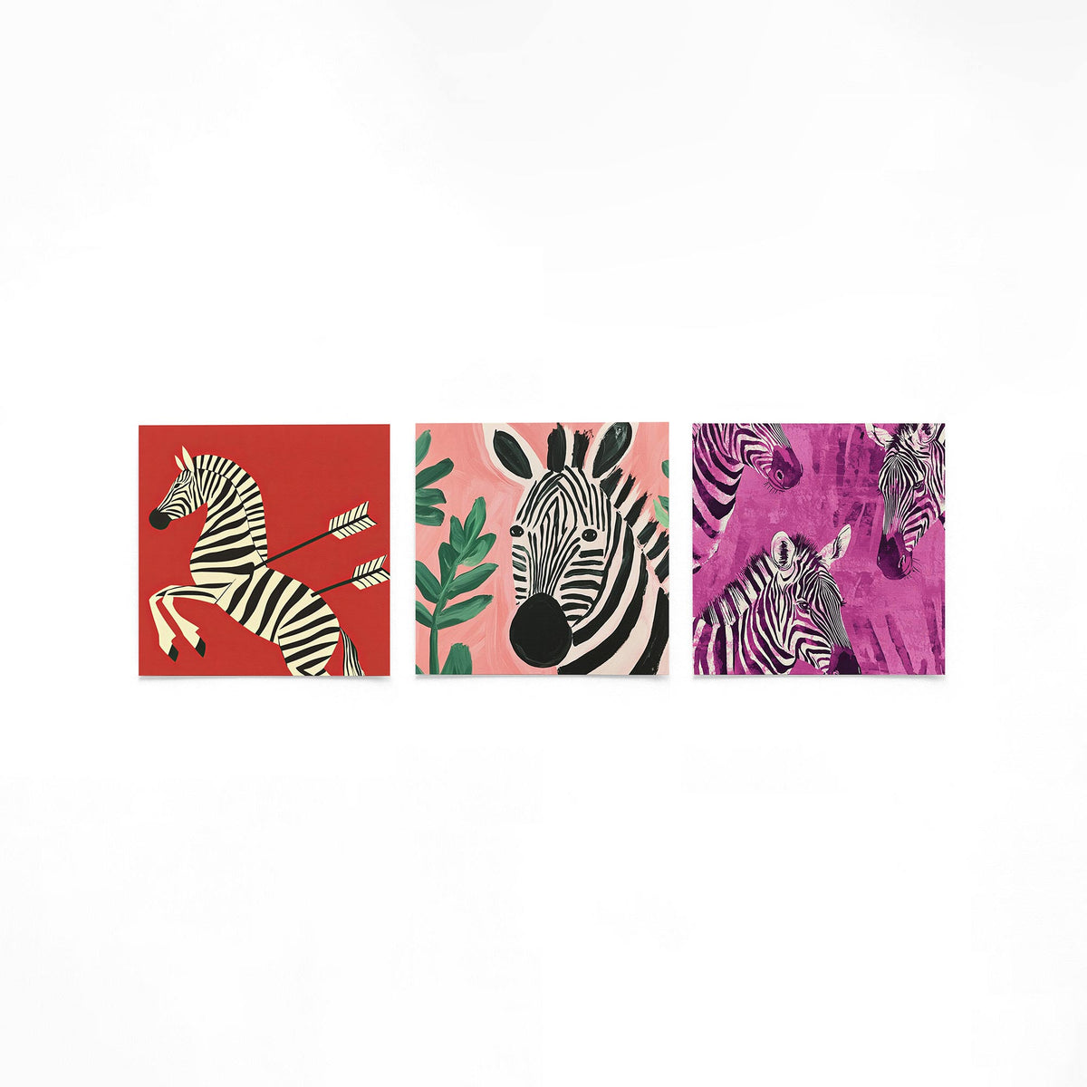 Drie vierkante posters met zebra portretten op een gebroken witte achtergrond