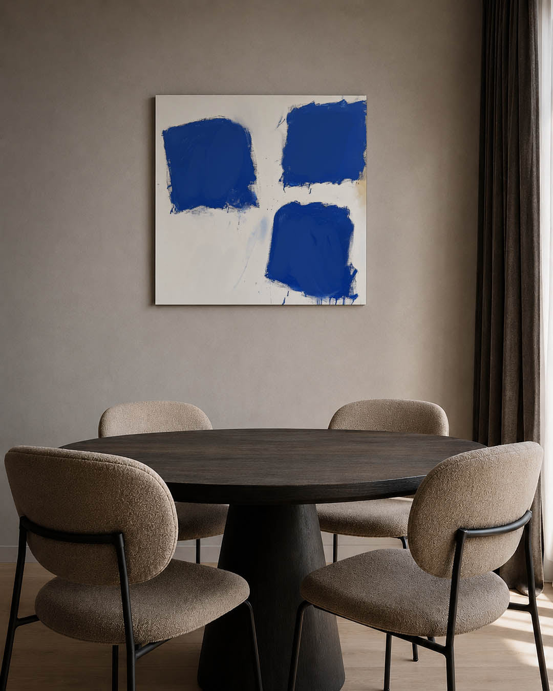Dynamische blauwe vlakken kunstwerk – tweede productweergave – dit werk toont drie grote, onregelmatige blauwe vlakken op een