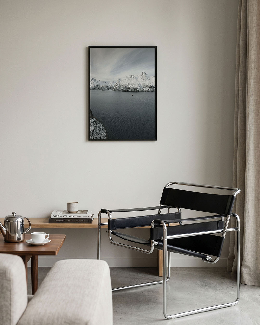 Rustige berglandschap poster – tweede productweergave – een serene weergave van besneeuwde bergen en een kalme zee. De lucht
