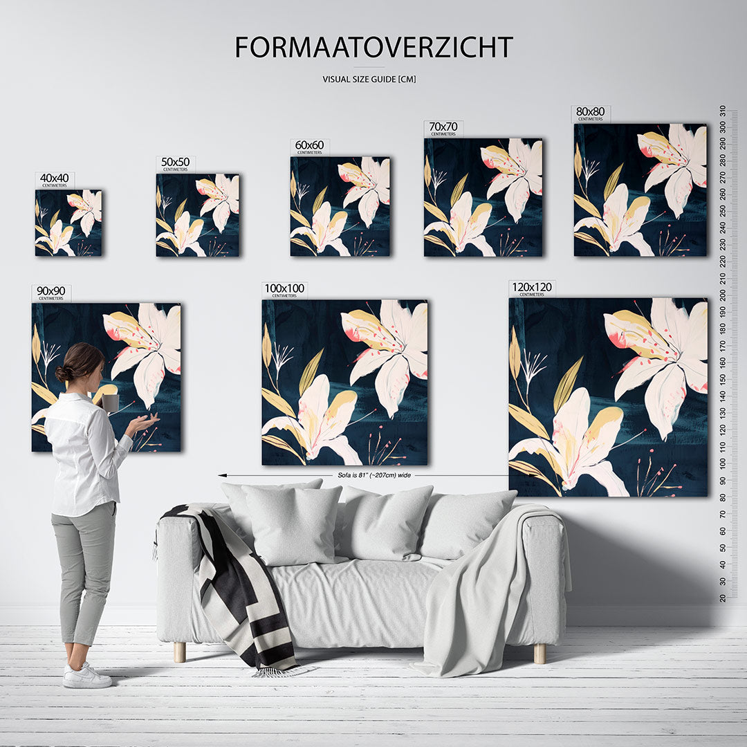Bloemmotief op donkerblauw kunstwerk – sfeerbeeld – dit werk toont delicate witte bloemen met gele accenten op een diepe