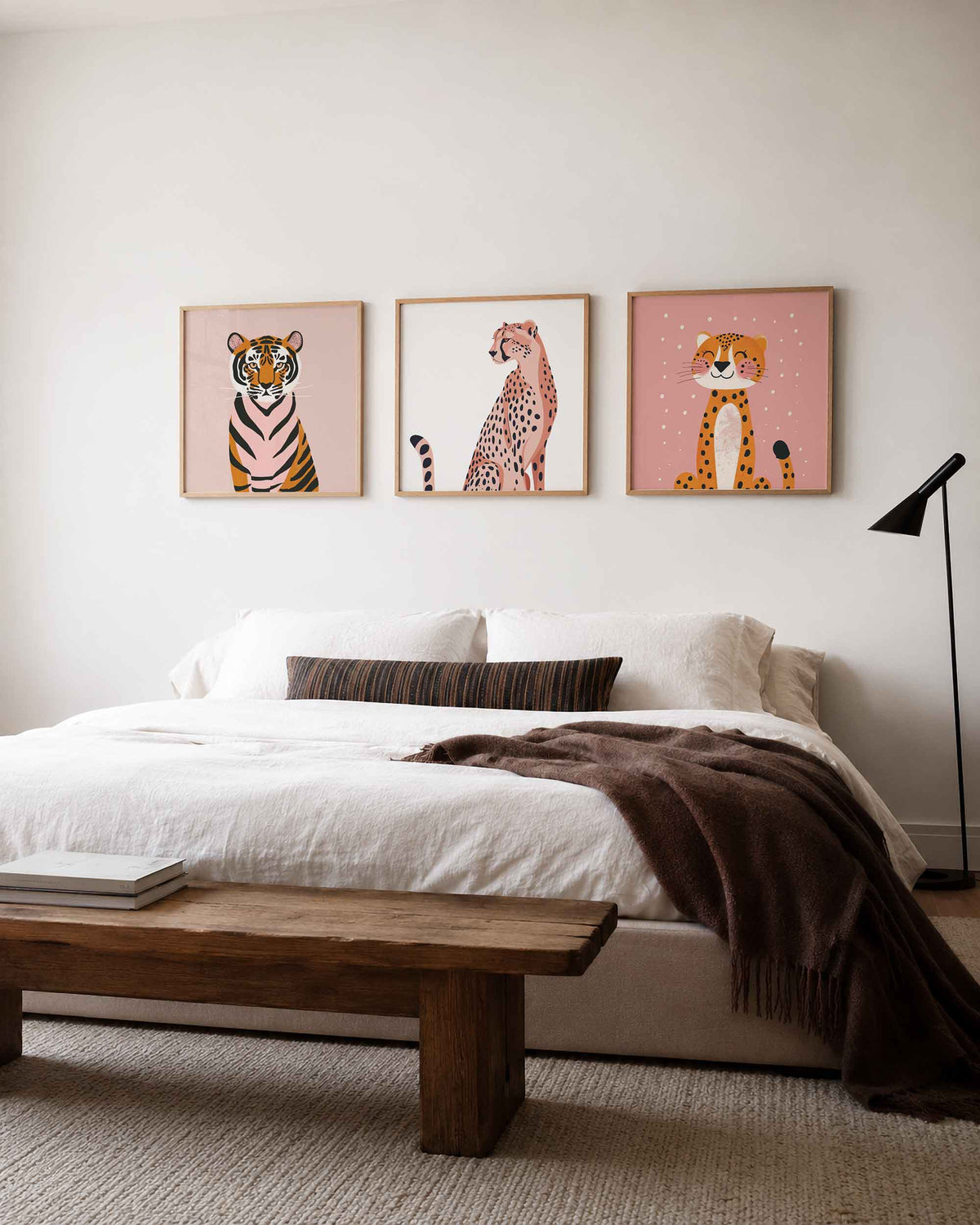 Interieurpresentatie van een driedelige vierkante posterset met grote katten