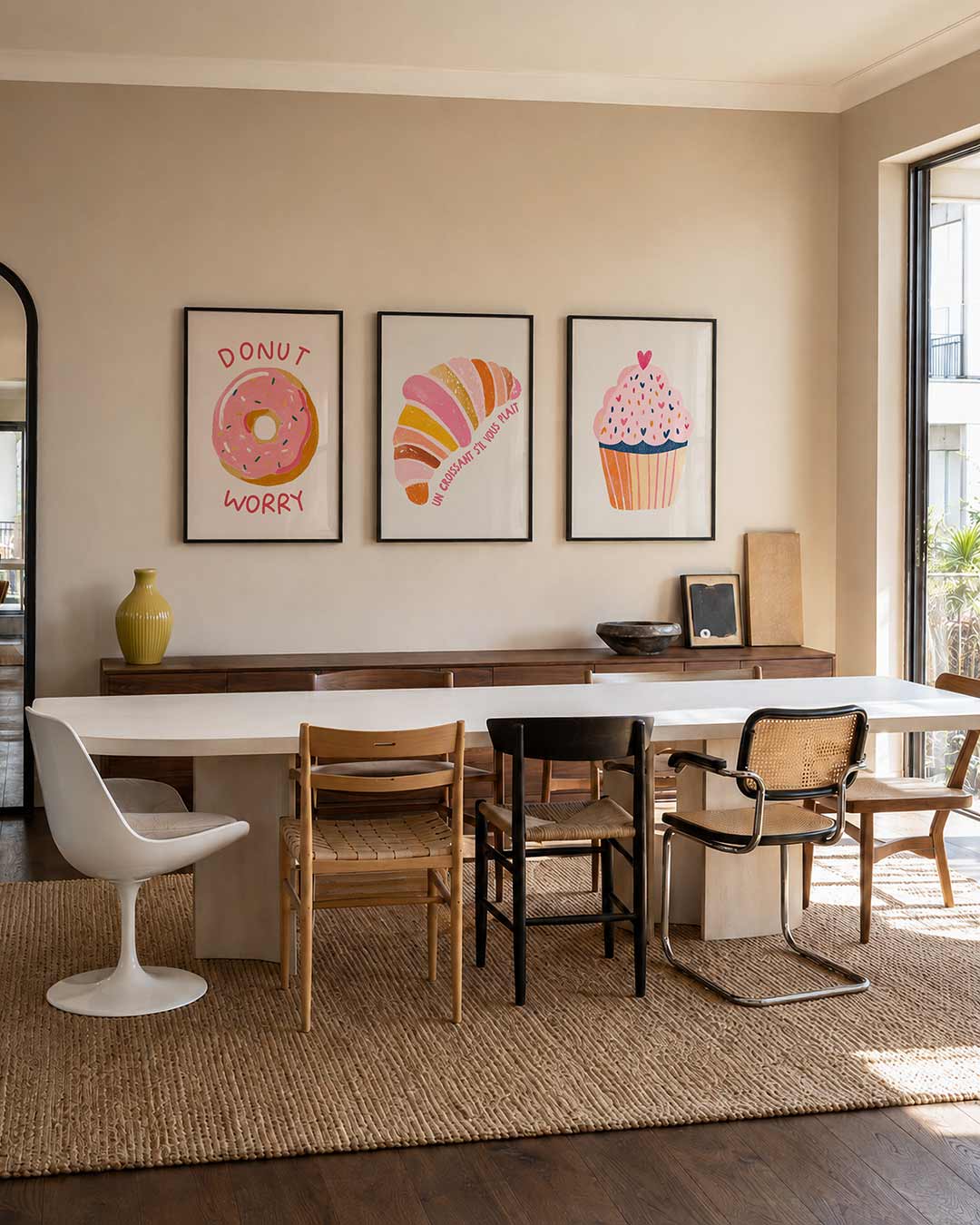 Zoete inspiratie posterset – derde productweergave – een vrolijke donut met roze glazuur en kleurrijke