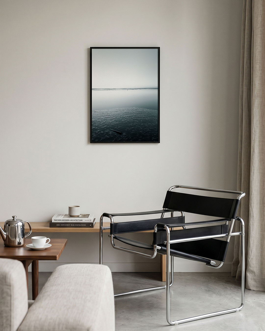 Rustige waterlandschap poster – tweede productweergave – deze poster toont een serene waterlandschap met een gladde horizon