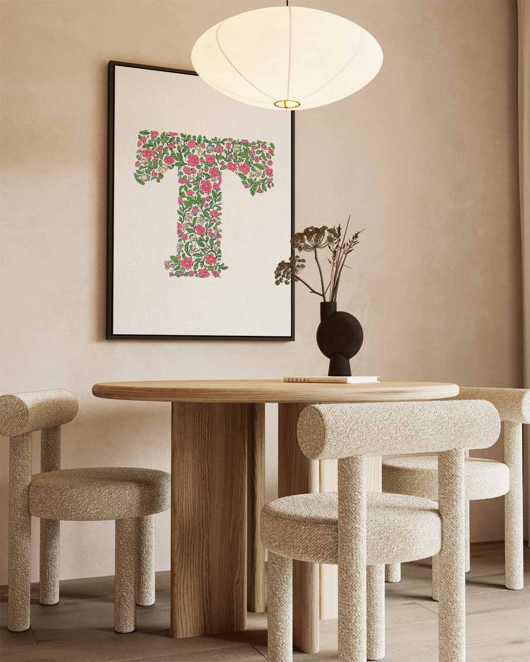 Bloemeninitiaal T – kunstwerk met zwarte baklijst