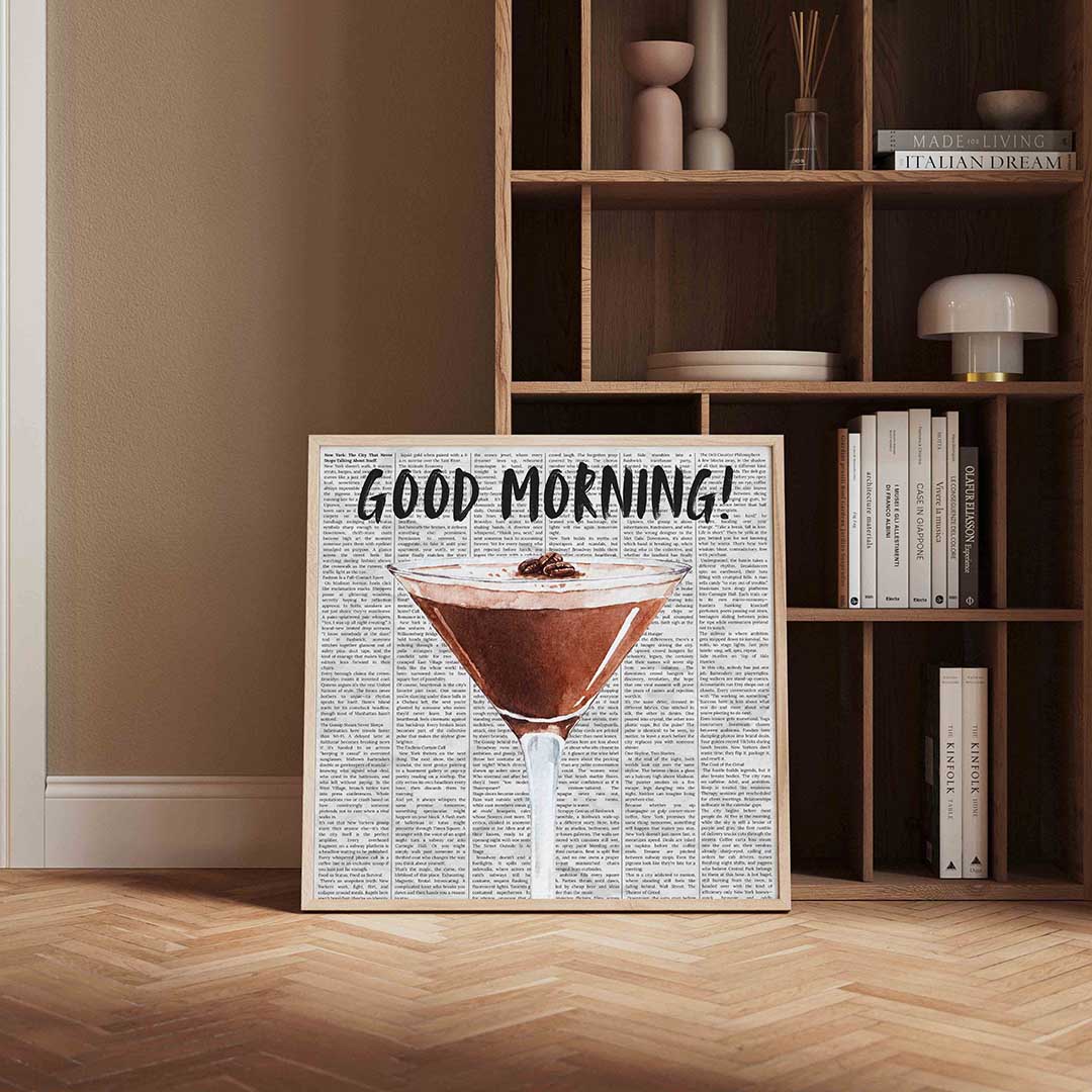 Cocktailglas op krantenachtergrond – kleurrijke Pop Art poster in vierkant formaat