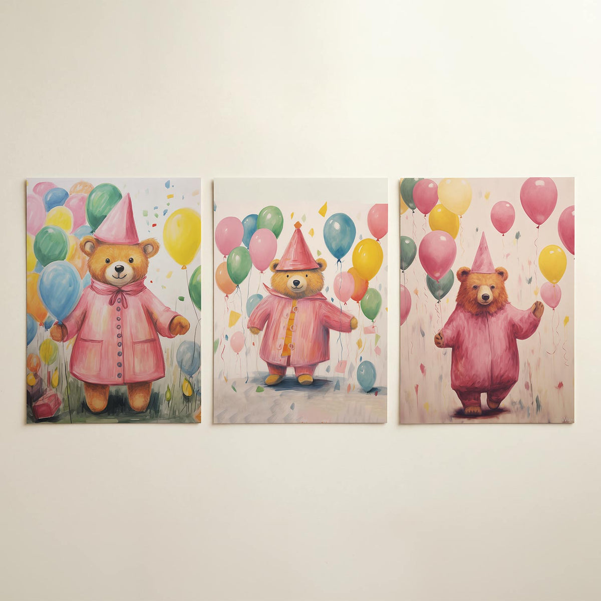 Vrolijke ballonbeer driedelige posterset in interieur