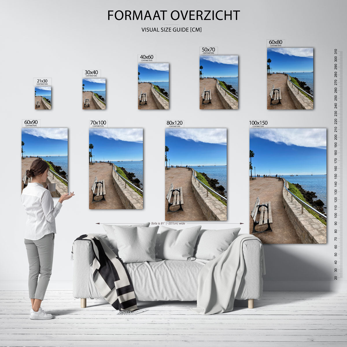 Zeezicht promenade poster – sfeerbeeld – een kronkelend pad langs de kust met bankjes, omgeven door blauwe lucht en zee.