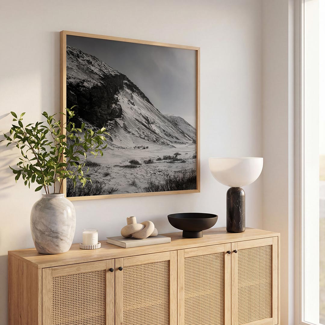 Besneeuwde bergen poster – tweede productweergave – een serene winterlandschap met besneeuwde bergen en een bewolkte lucht.