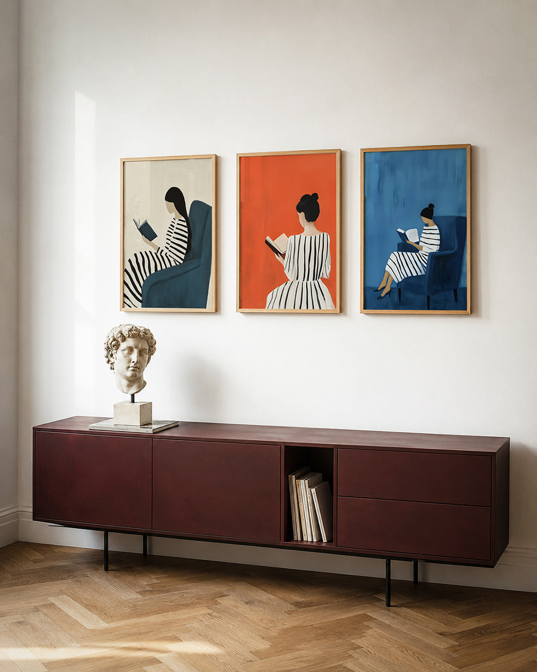 Gestreepte rust posterset – tweede productweergave – een vrouw leest in een comfortabele stoel