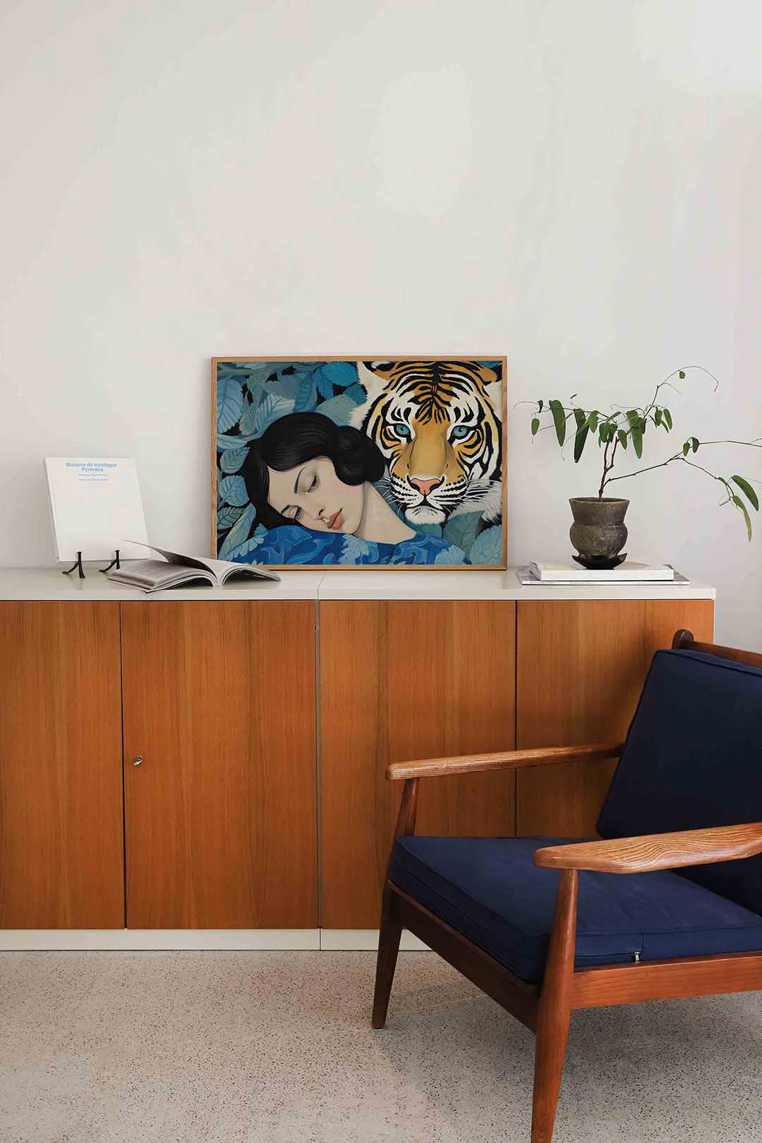 Vrouw en tijger – liggende dieren wanddecoratie van WallArtistic