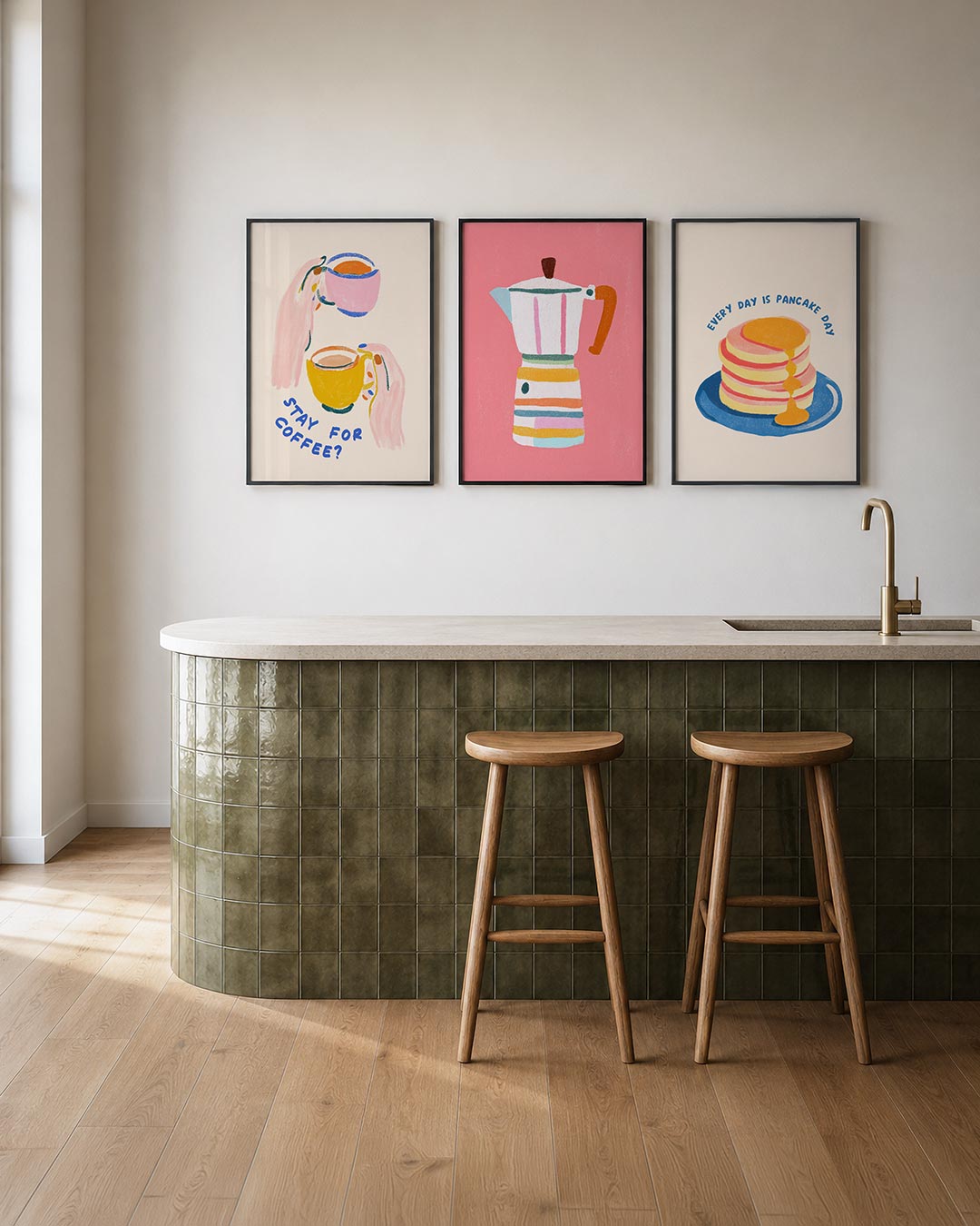 Kleurrijke koffiemomenten posterset – tweede productweergave – twee handen houden kleurrijke kopjes vast