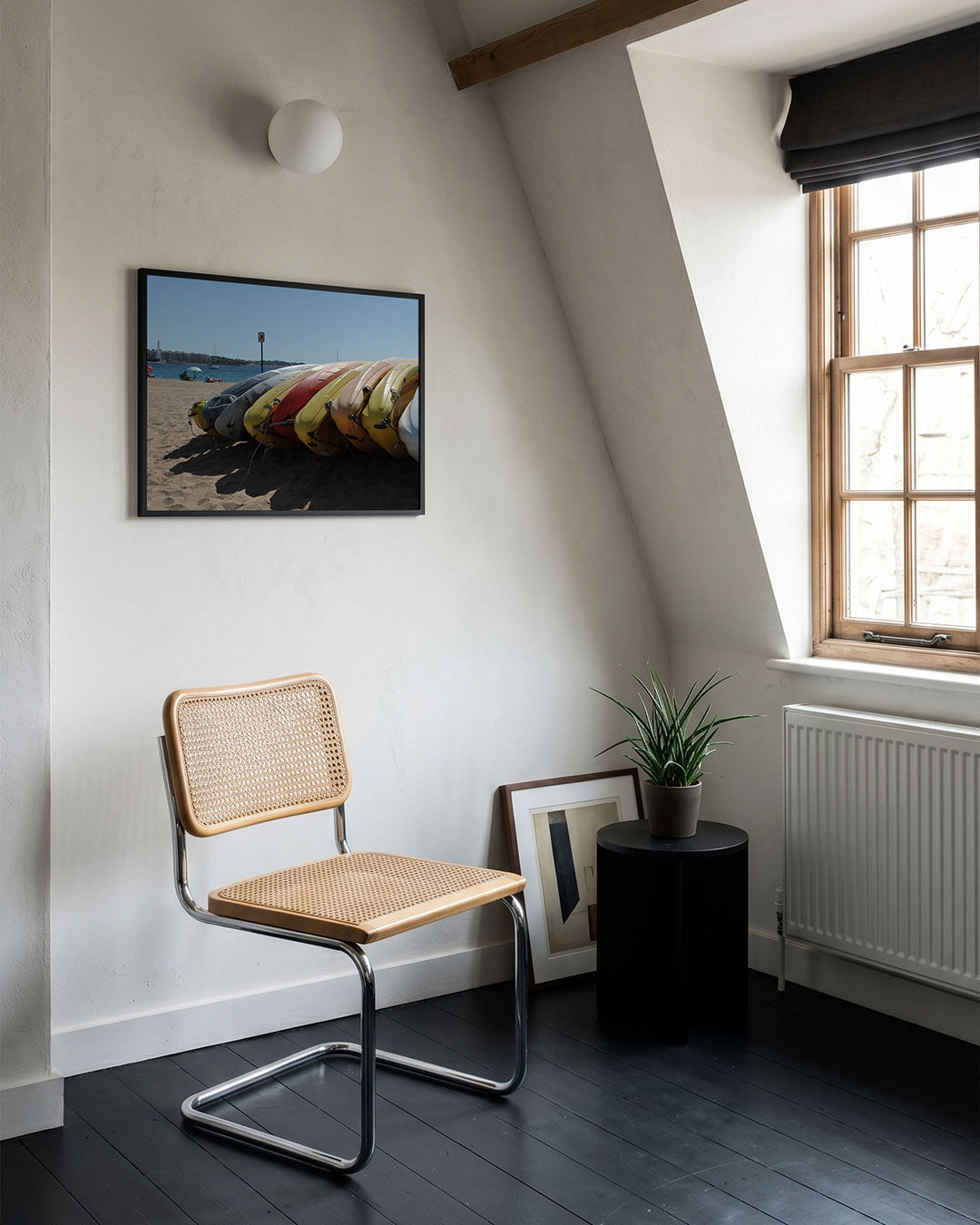 Kleurrijke kajaks op strand poster – tweede productweergave – deze poster toont een rij kleurrijke kajaks op een zandstrand