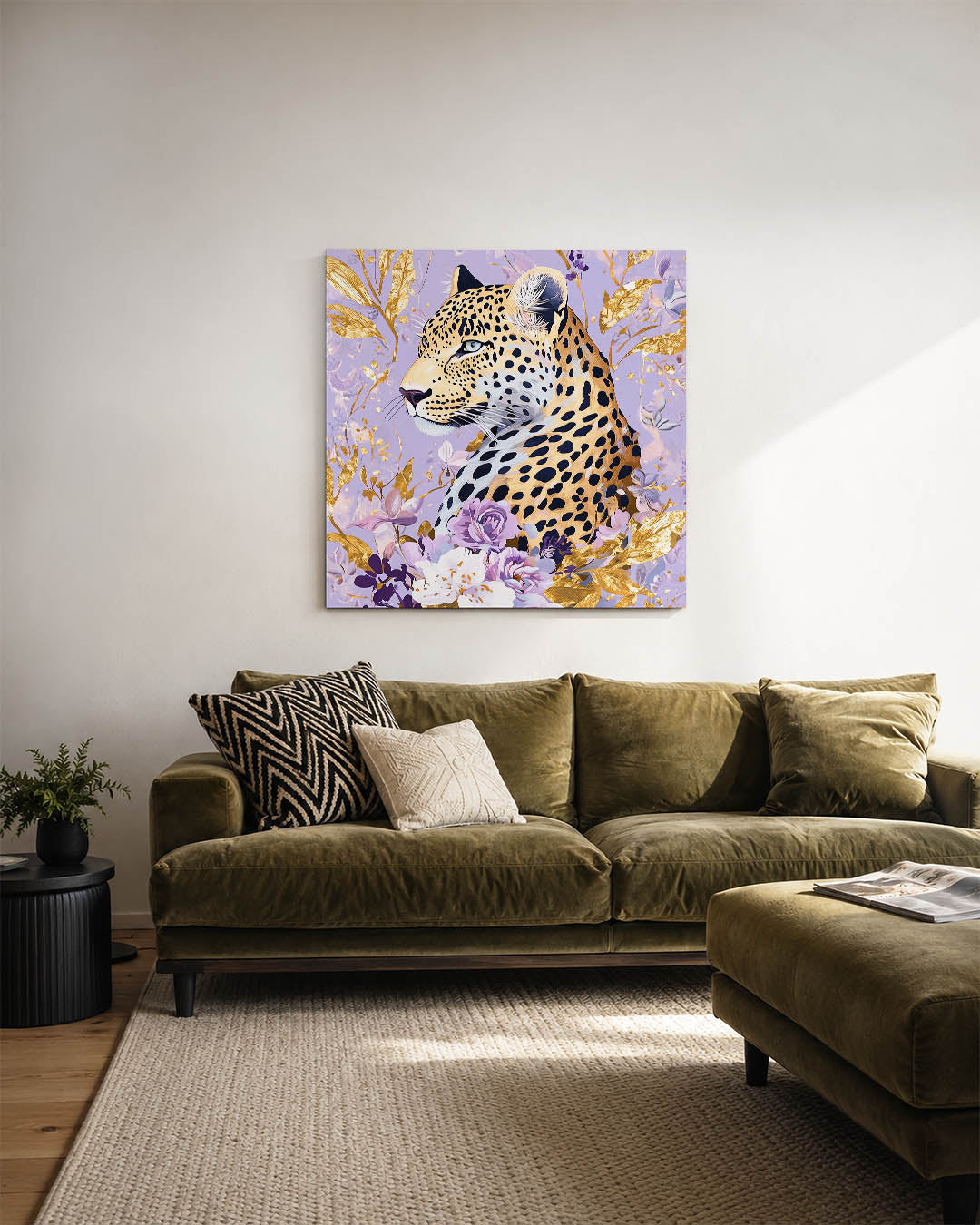 Luipaard met bloemen kunstwerk – sfeerbeeld – dit werk toont een luipaard omringd door bloemen en bladeren. De