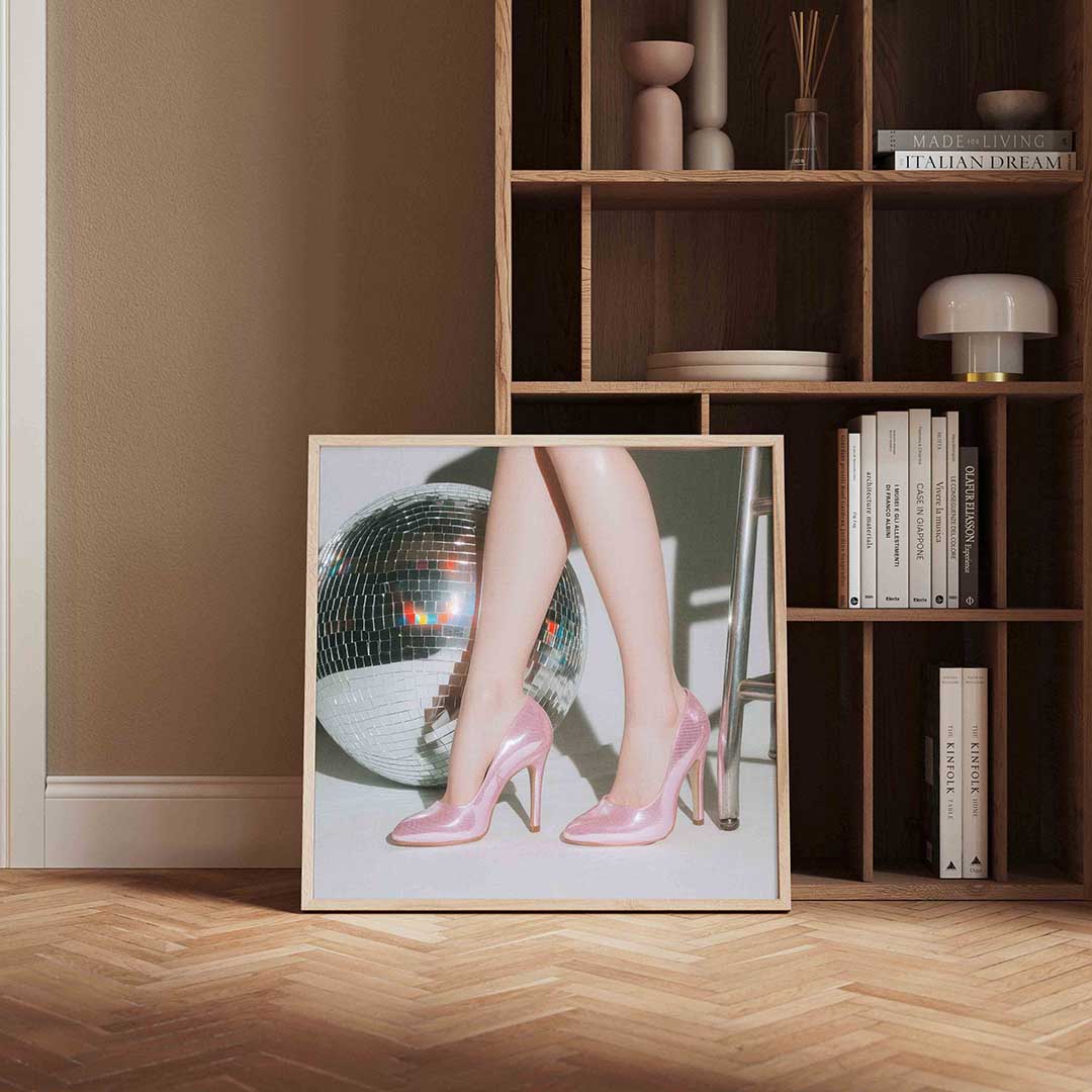 Roze hakken en discobal – kleurrijke Pop Art poster in vierkant formaat