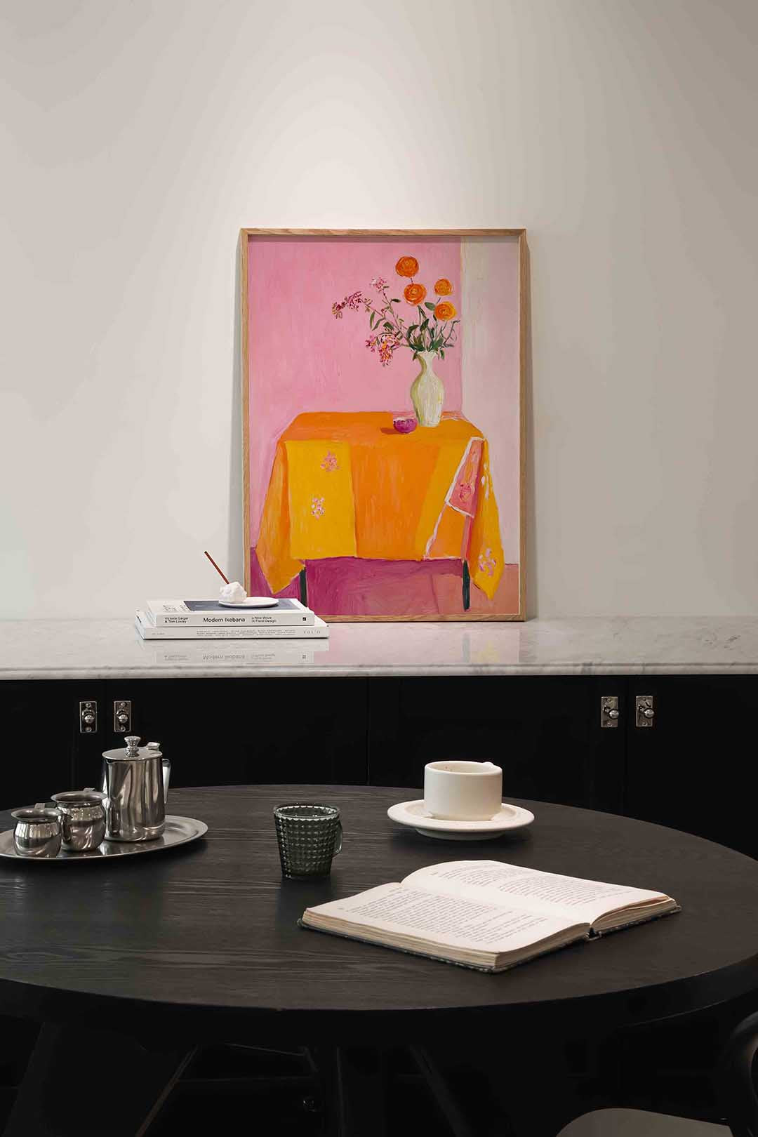 Bloemen op tafel – moderne poster in staand formaat