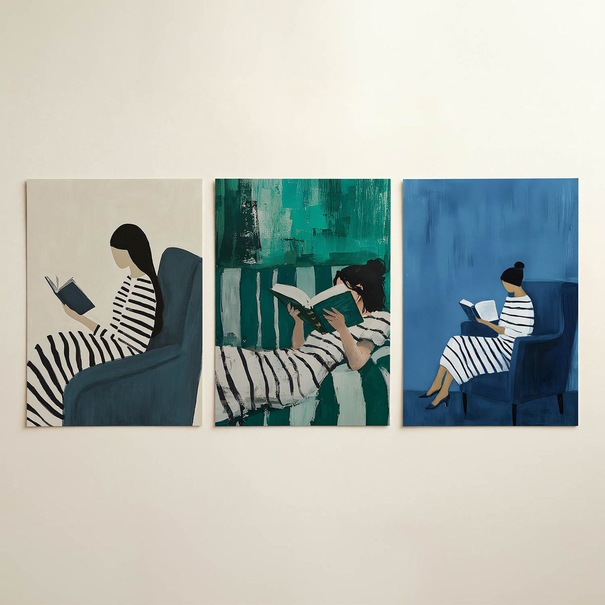 Gestreepte rust posterset – detailweergave – een vrouw leest in een comfortabele stoel