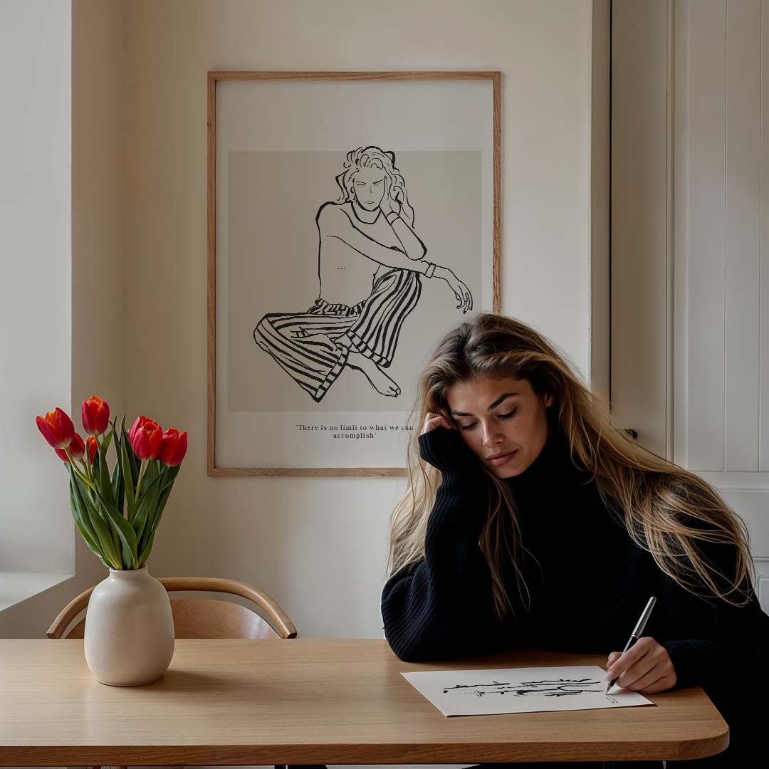 Inspirerende Moderne Lijntekening – staande vrouwelijke wanddecoratie van WallArtistic