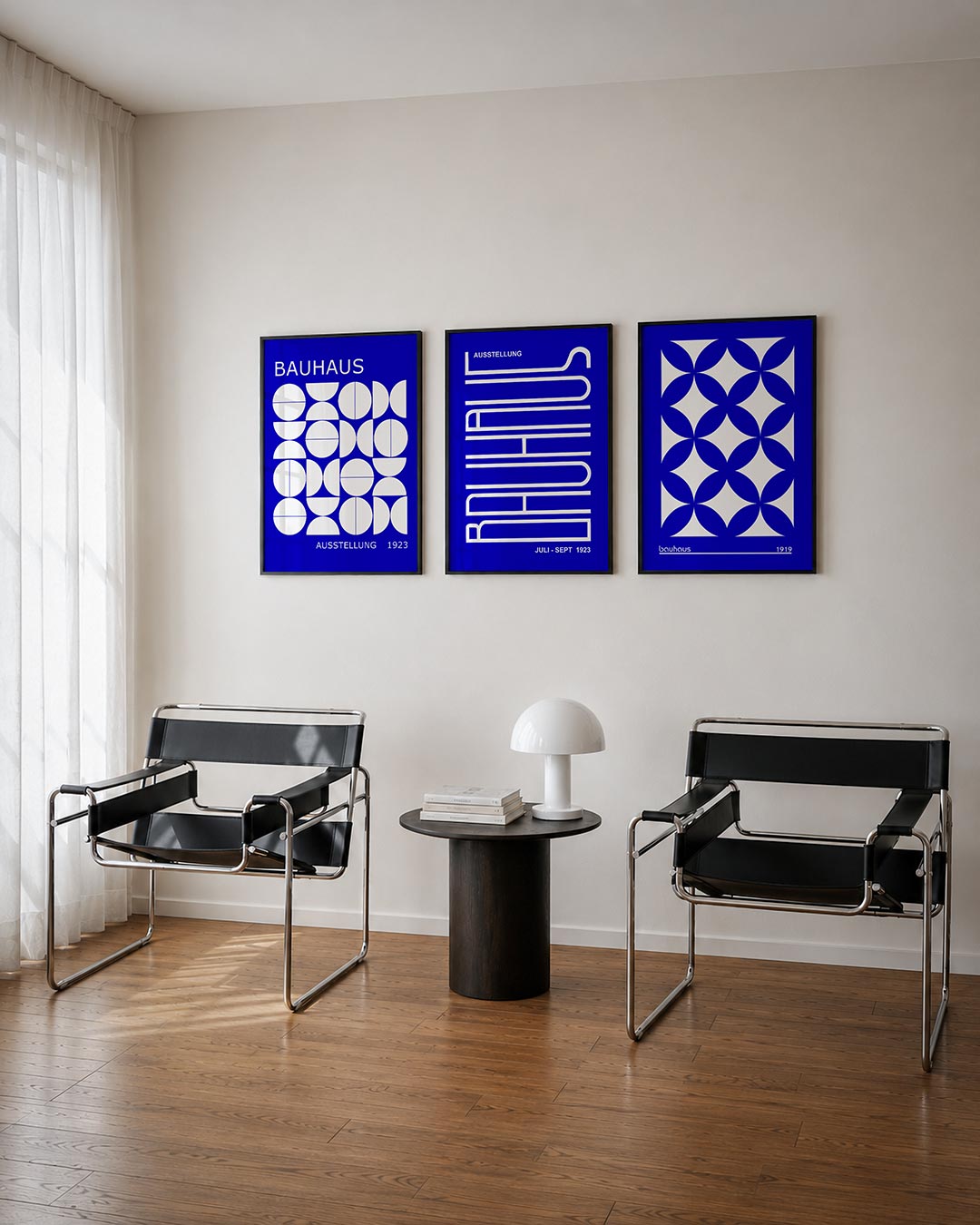 Vormenspel in blauw driedelige posterset – deze posterset toont een speels lijnenspel van witte halve cirkels en rechthoeken