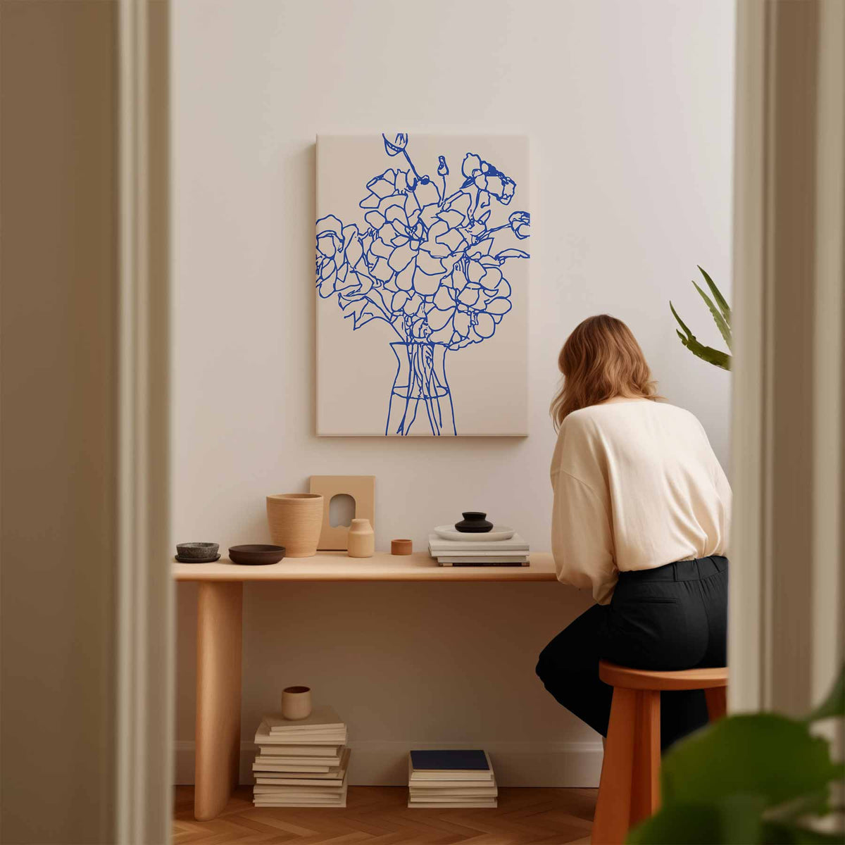 Elegante Blauwe Bloemenlijn – kunstwerk met zwarte baklijst