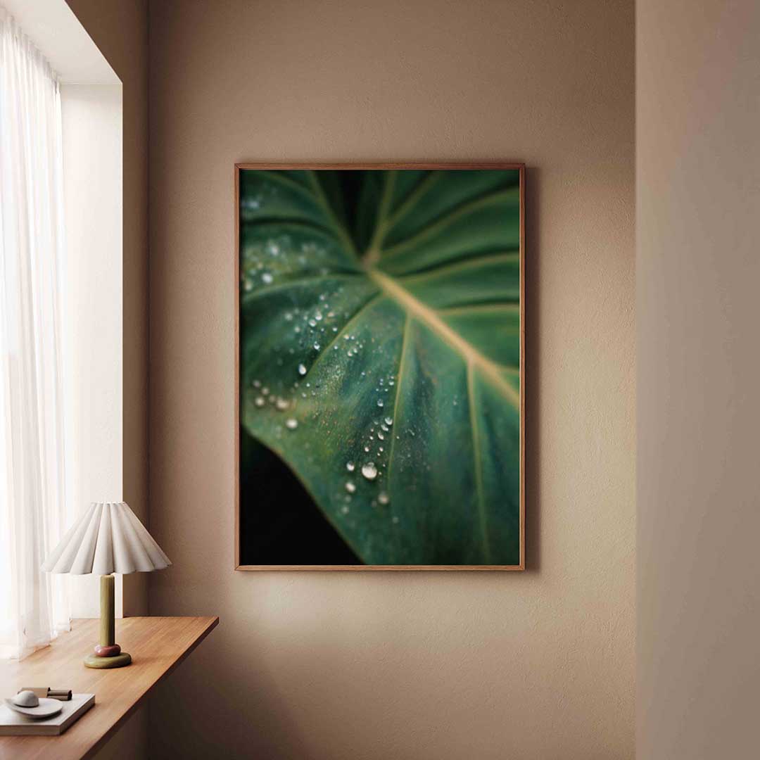 Groen blad met dauwdruppels – staande jungle wanddecoratie van WallArtistic