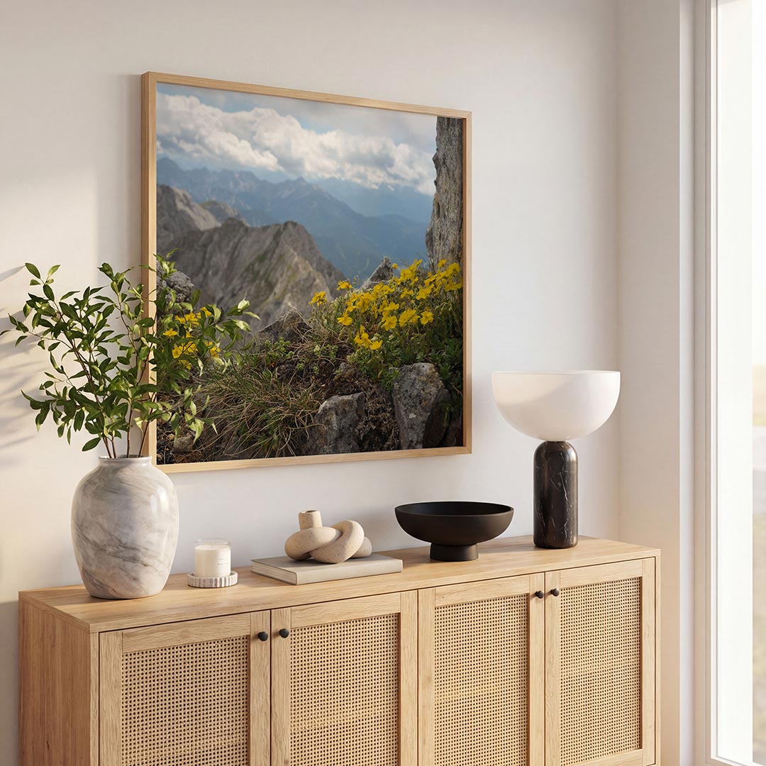 Berglandschap met bloemen poster – tweede productweergave – deze poster toont een berglandschap met gele bloemen op de