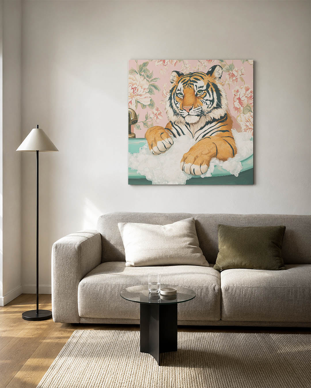 Tijger in bad kunstwerk – detailweergave – dit kunstwerk toont een tijger ontspannen in een badkuip, omringd door bloemen op