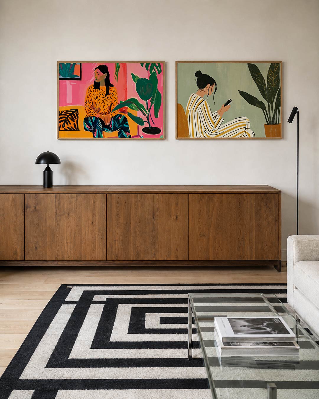 Interieurbeeld met twee liggende posters: een vrouw in een kleurrijk interieur met roze en oranje tinten en groene planten