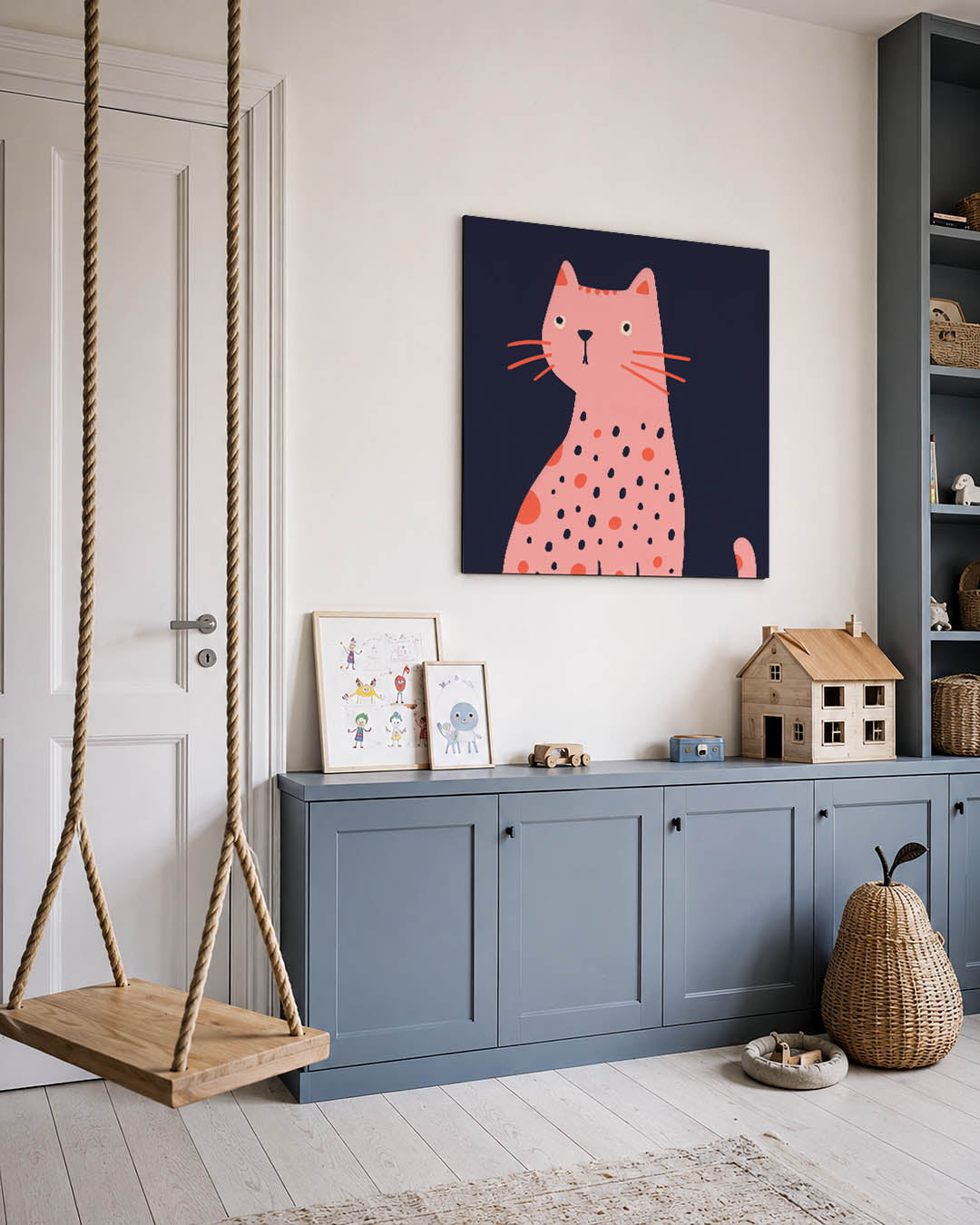 Speelse kat illustratie kunstwerk – vierkante wanddecoratie – dit werk toont een speelse kat met een roze lichaam en oranje