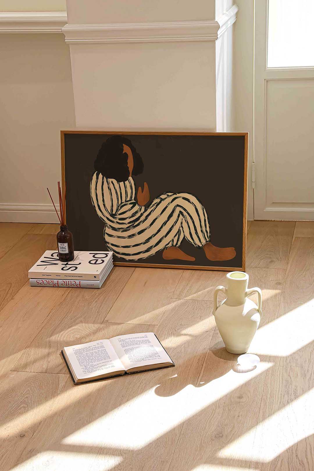Zittende figuur met strepen – liggende portret wanddecoratie van WallArtistic