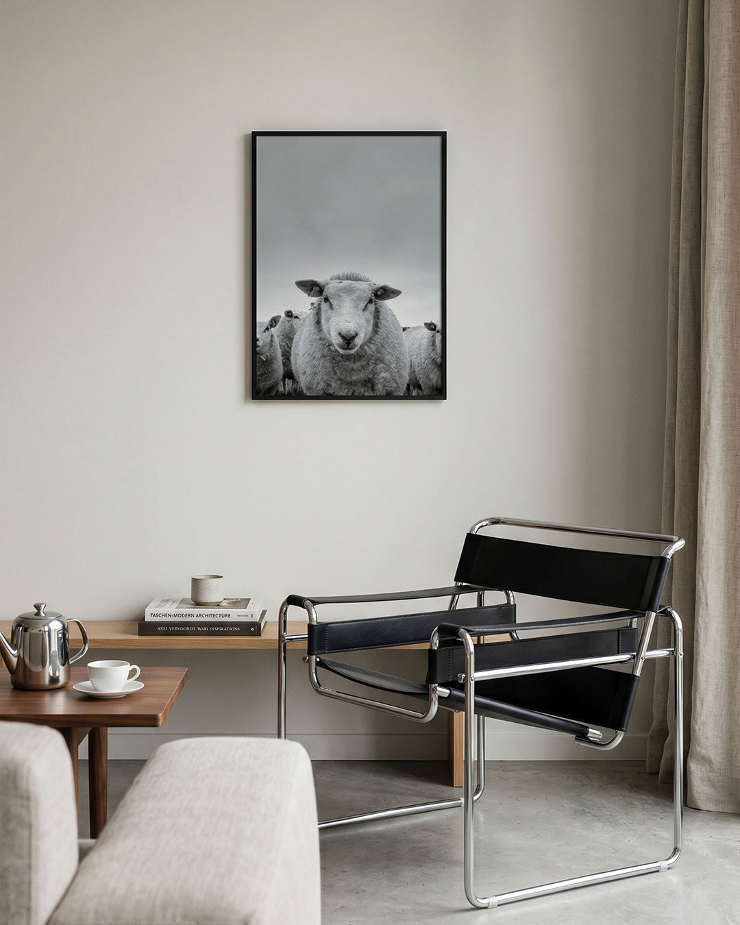 Schaap close up poster – tweede productweergave – deze poster toont een groep schapen met een focus op één schaap in het