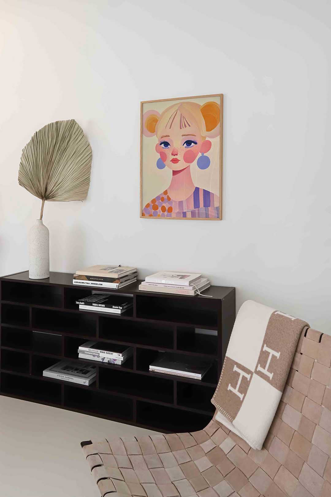 Meisje met kleurrijke accenten – staande moderne wanddecoratie van WallArtistic