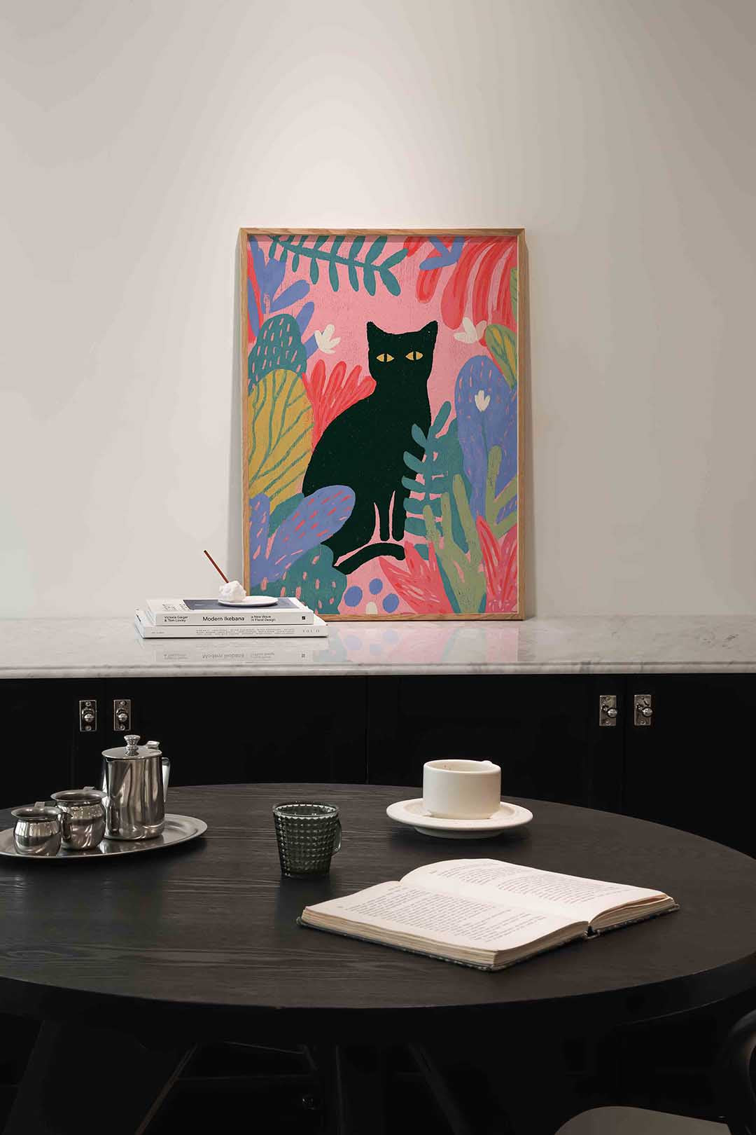 Zwarte kat en bladeren – abstracte poster in staand formaat