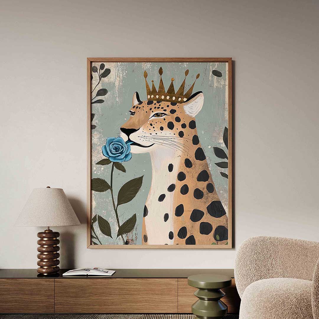 Luipaard met kroon en blauwe roos – dieren poster in staand formaat