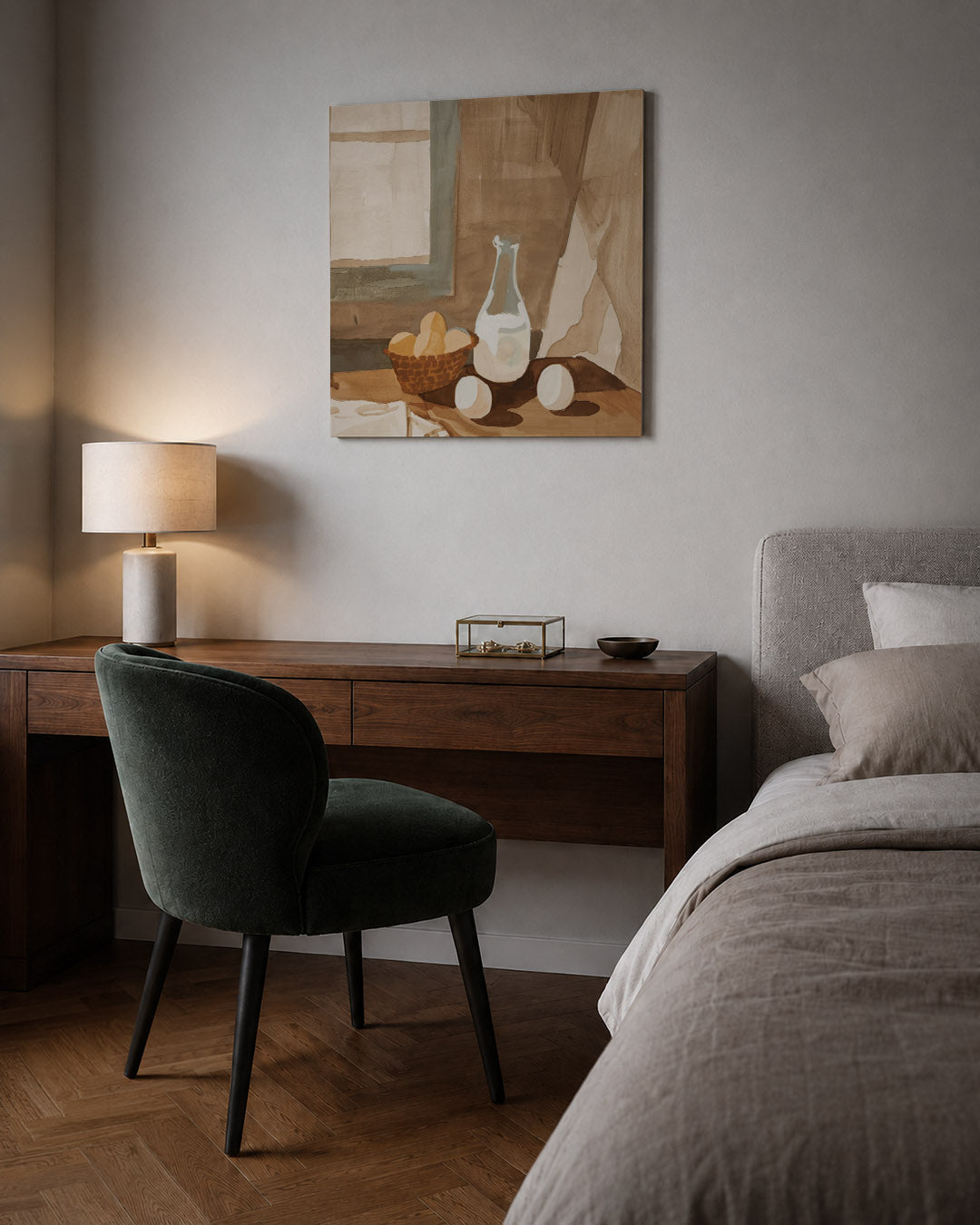 Interieur scène kunstwerk – sfeerbeeld – dit werk toont een compositie met een mand eieren en een fles op een tafel. De warme