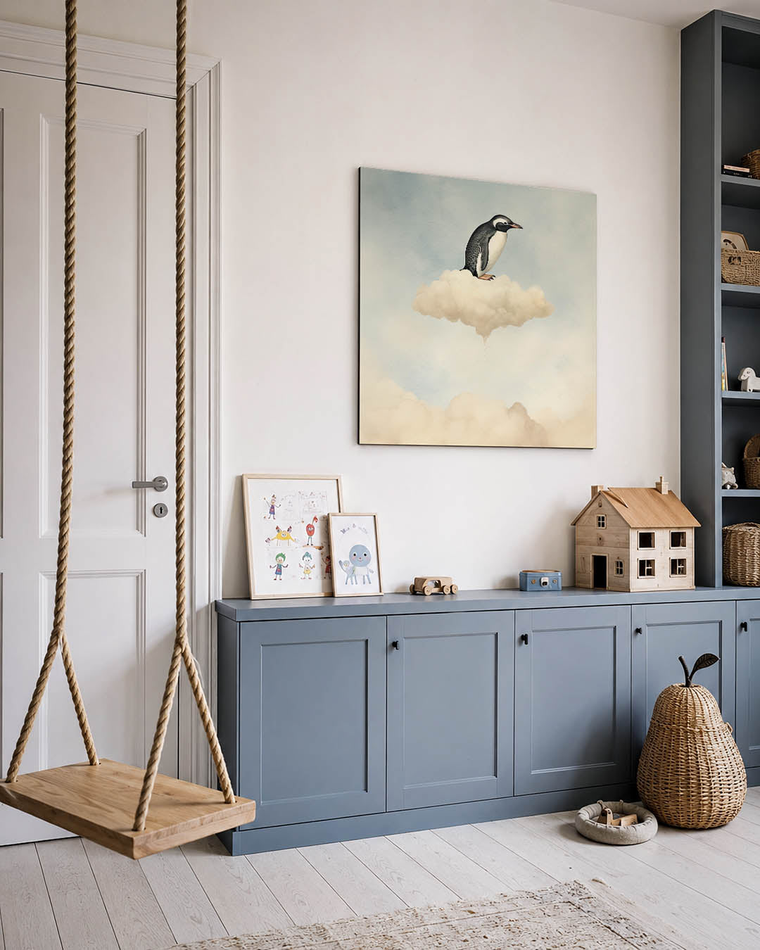 Dromerige pinguïn kunstwerk – vierkante wanddecoratie – een pinguïn zit op een zachte wolk tegen een lichte lucht. De